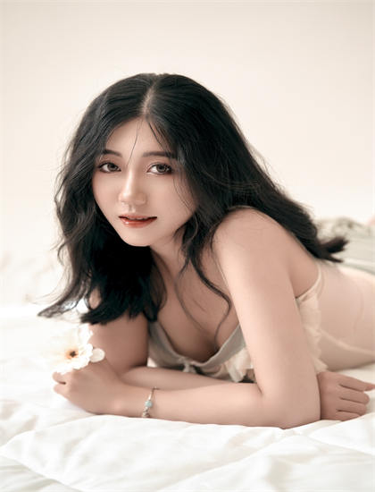 深度探索：恋爱奇迹：邪典电影的的叙事技巧与导演风格——一次全面的艺术分析